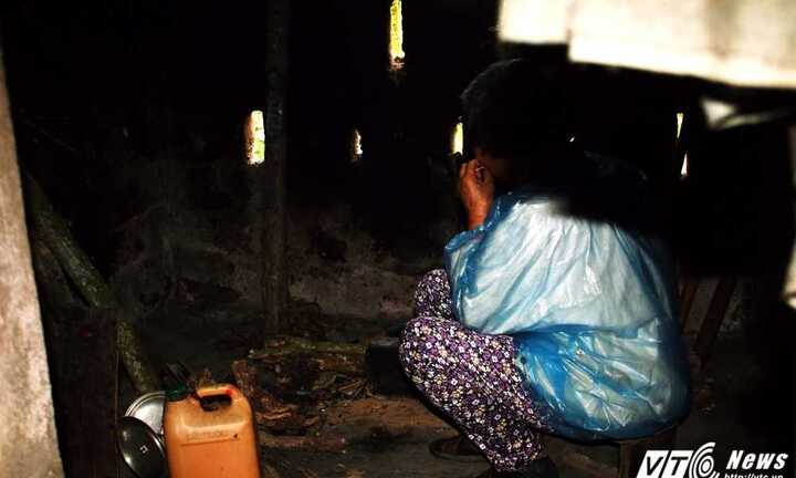 Người đàn bà 20 năm bị đám trai làng làm nhục, sinh 7 đứa 'con hoang'