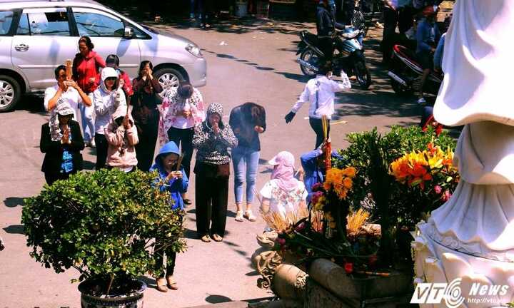 Người Sài Gòn đổ về các chùa cúng rằm tháng Giêng