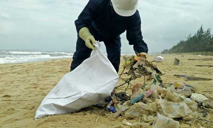 Cứu bờ biển Quảng Nam khỏi nhựa đường vón cục và rác thải in chữ Trung Quốc