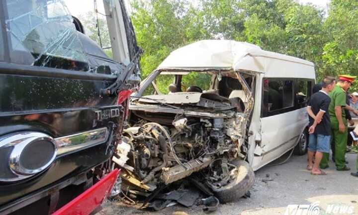 2 xe khách lao đầu vào nhau bẹp dúm, 3 người thương vong