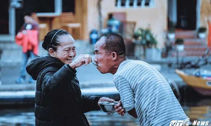 Cảm động người mẹ già 50 năm chạy theo đút cơm cho con ăn