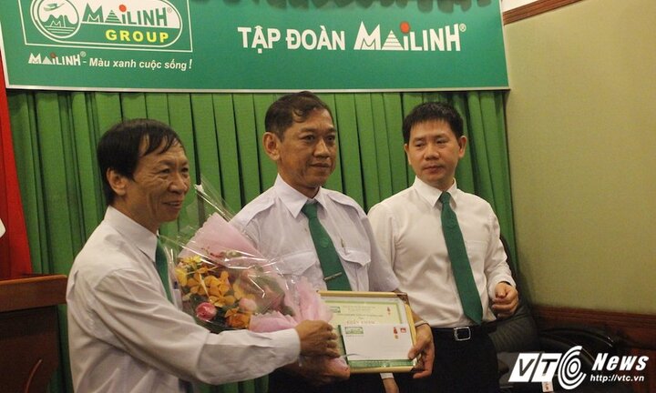 Thưởng 'nóng' tài xế taxi dũng cảm lao xe chặn tên cướp chạy trốn