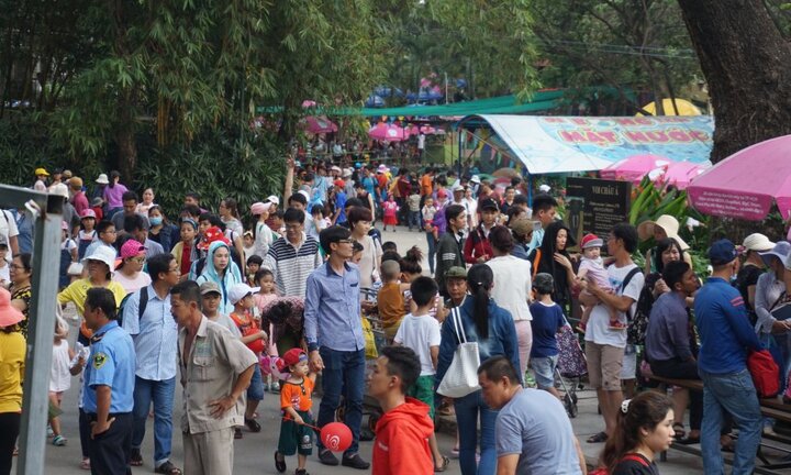 Lễ 30/4: Ngàn người chen chân trong các công viên tại Sài Gòn