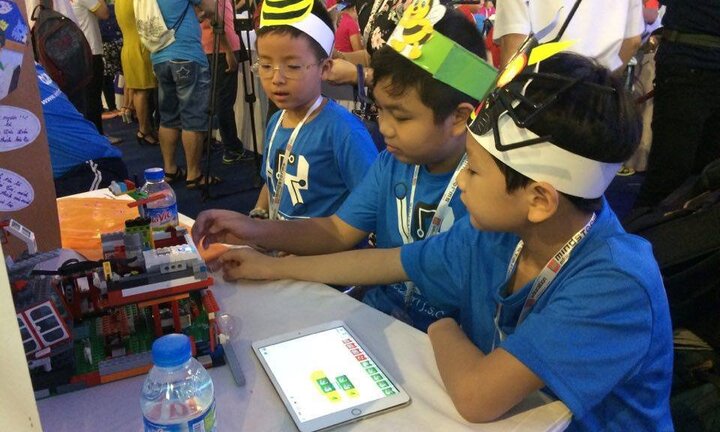 Hàng trăm học sinh tiểu học TP.HCM hào hứng với cuộc thi khoa học ứng dụng 2017