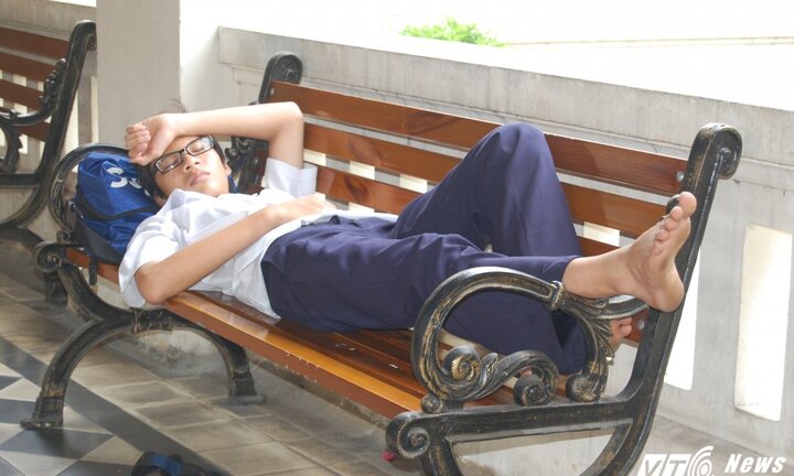 Thi tuyển sinh lớp 10: Phụ huynh, học sinh vạ vật ăn, nghỉ ngay trên vỉa hè, ghế đá