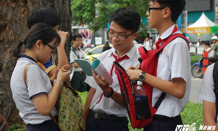 Lãnh đạo Sở GD-ĐT TP.HCM: 'Điểm mặt bằng thấp, điểm chuẩn sẽ hạ'