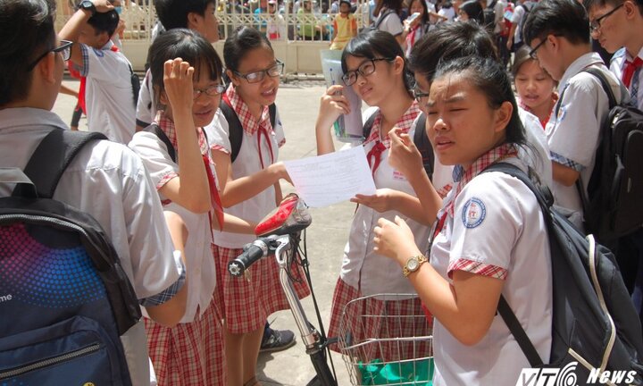 Thi tuyển sinh lớp 10 tại TP.HCM: Học sinh nhăn nhó, than đề toán quá 'khó nhằn'