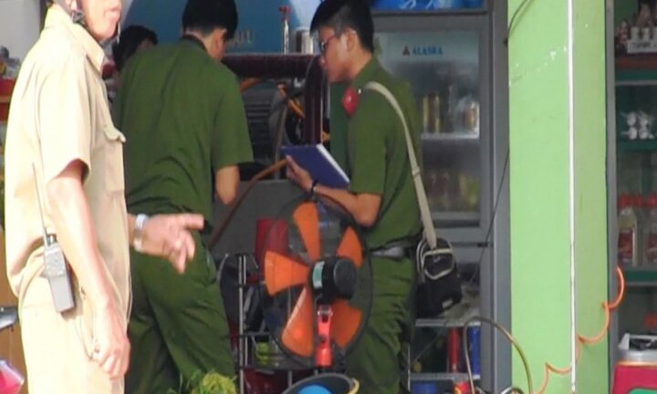 Thi thể người đàn ông trên vũng máu trong tiệm sửa xe ở Sài Gòn