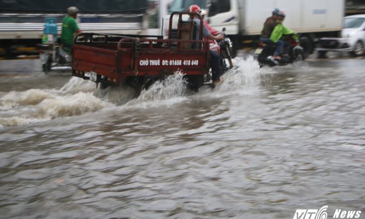 Thi THPT Quốc gia 2017: Mưa lớn bất ngờ ở TPHCM, phụ huynh vượt 'sông' đưa thí sinh về nhà