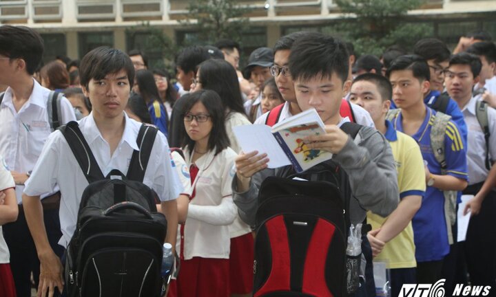 Thi THPT quốc gia 2017: 'Con áp lực đã đành, cha mẹ còn hồi hộp hơn cả đi thi'