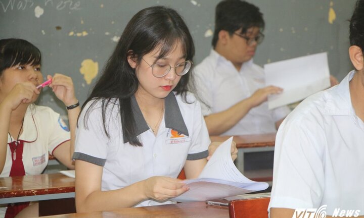 Hai giám thị chủ quan cho thí sinh mang đề ra khỏi phòng thi bị viết kiểm điểm