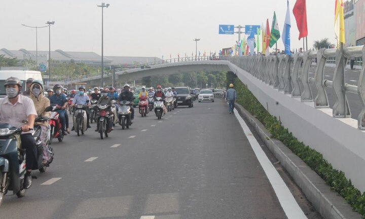 Thông xe sớm 2 cầu vượt, giải cứu sân bay Tân Sơn Nhất