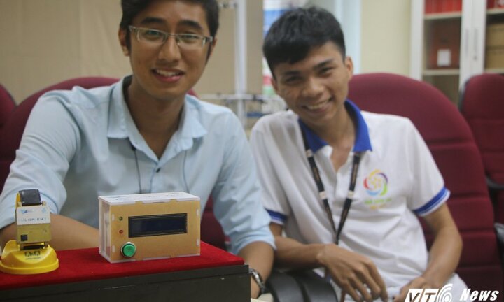 Gặp nhóm sinh viên tài năng chế tạo thiết bị định vị đeo tay cứu nạn ngư dân trên biển