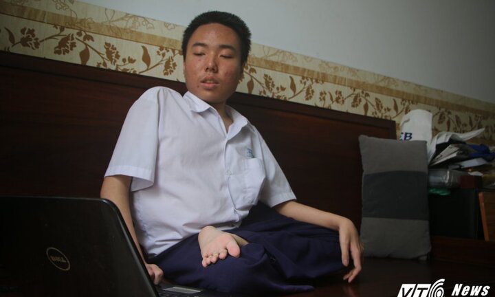 Cảm phục nghị lực nam sinh nằm trên giường sáng chế robot dành cho người bại liệt