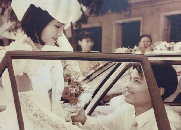 Rộ trào lưu khoe ảnh cưới ngày xưa của bố mẹ 'gây bão' mạng xã hội