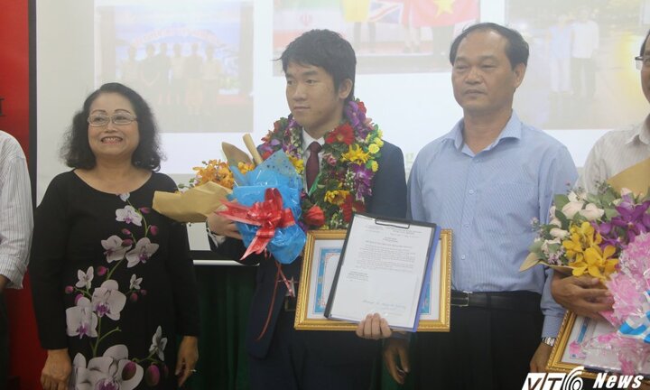 'Chàng trai vàng' Olympic Toán quốc tế được thưởng 'khủng'