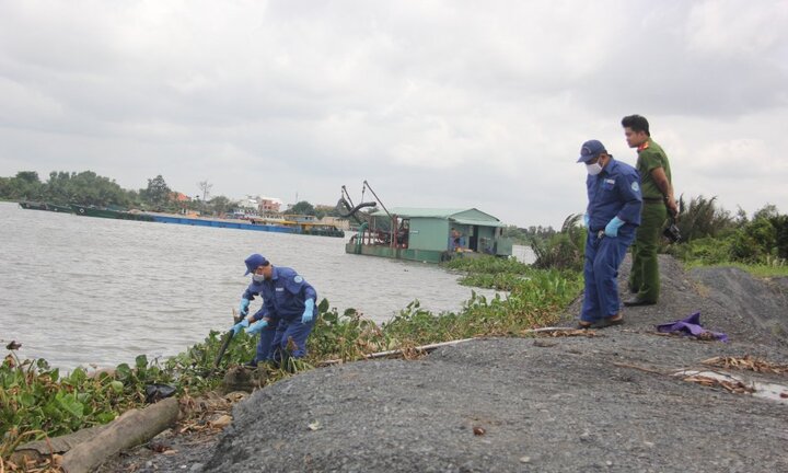 Hoảng hồn phát hiện thi thể nam thanh niên lõa thể trôi sông Sài Gòn