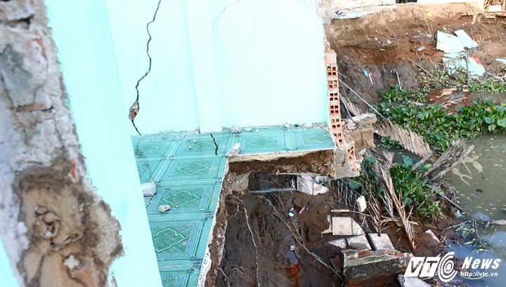 Nhiều nhà dân ở TP.HCM bị 'hà bá' nuốt chửng sau một đêm