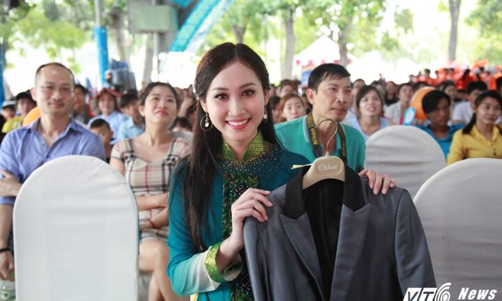 Ca sĩ Quách Tuấn Du mang đàn ra đấu giá trao học bổng cho trẻ em là nạn nhân tai nạn giao thông
