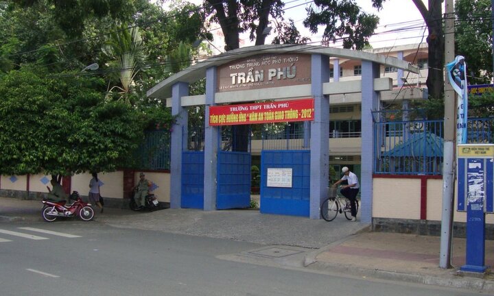 Trường THPT bị ‘tố’ ép học sinh mua bộ sách Tiếng Anh khác thay thế sách giáo khoa
