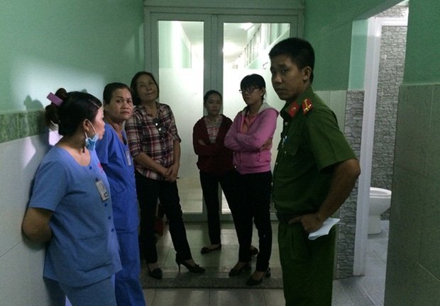 Đẻ rơi trong nhà vệ sinh bệnh viện, cô gái hốt hoảng bỏ con vào thùng rác