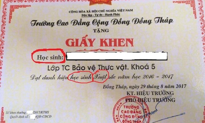 Sinh viên không dám treo bằng khen ‘học sinh xuất sắc’ lên tường nhà