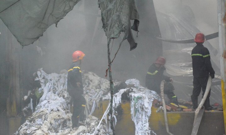 Cận cảnh kho vải hóa thành tro sau khi bốc cháy ngùn ngụt giữa trưa