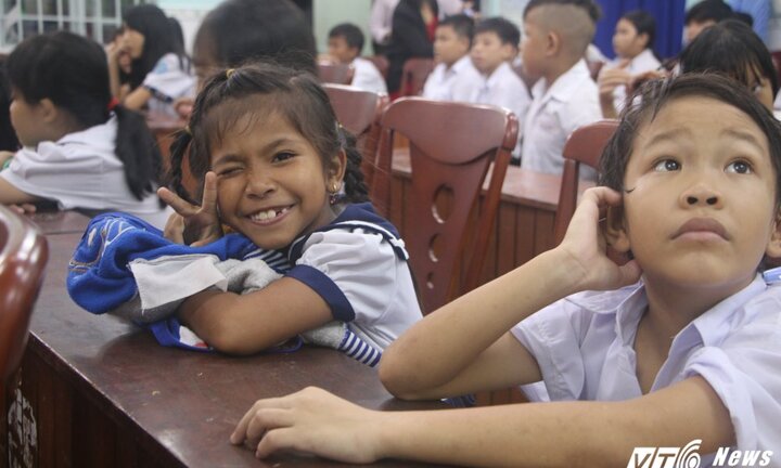 Những mảnh đời bất hạnh ở lớp học ‘xóa mù’ giữa lòng Sài Gòn