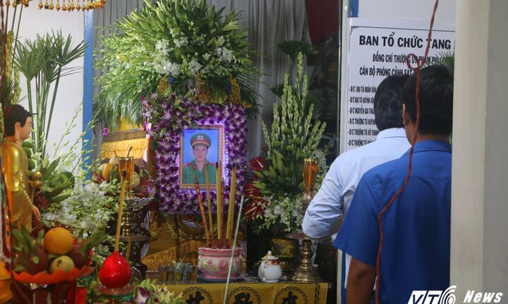 Mẹ chiến sĩ hy sinh khi chữa cháy: 'Long làm cả ngày nghỉ để xin nghỉ phép khi vợ sinh'