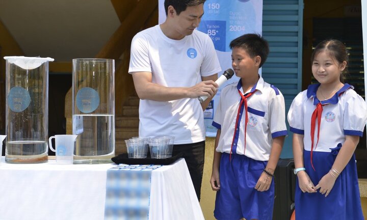 MC Phan Anh mang nước sạch đến cho cho trẻ em