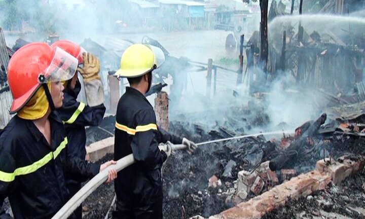 Chủ nhà đi vắng, 4 căn nhà ở An Giang cháy ra tro