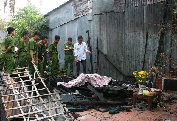 Hai vụ hỏa hoạn liên tiếp xảy ra, 4 căn nhà bị thiêu rụi ở An Giang
