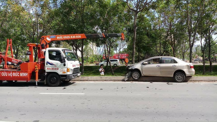 Xe cứu hỏa tông xe taxi văng lên lề đường