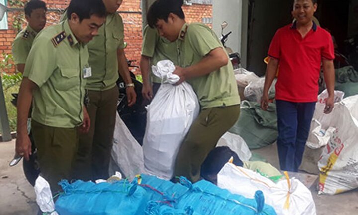 Thu giữ hàng ngàn gói trà và bột ngọt giả ở Hậu Giang