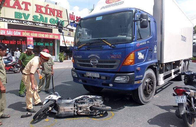 Rẽ quá đột ngột, xe tải đâm 3 người thương vong