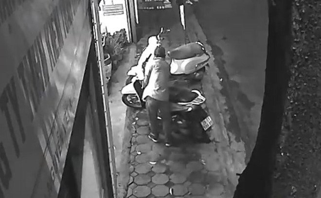 5 phụ nữ giằng lại chiếc xe SH từ trên trộm