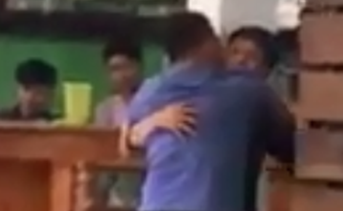 Cãi nhau trong quán nhậu, ông lão bán vé số xô chết đồng nghiệp