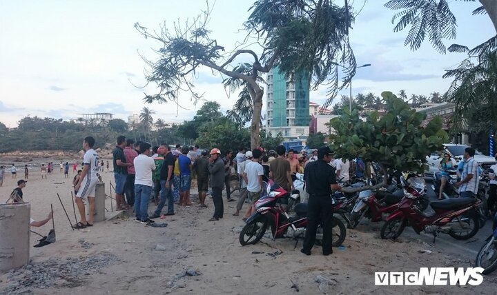 Say rượu ngủ dưới gốc cây, người đàn ông bị xe múc cán chết thương tâm