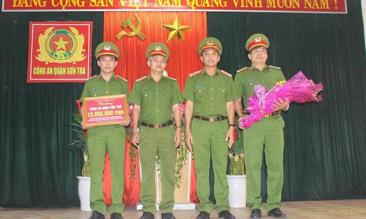 Nhóm người chuyển giới trộm tài sản của du khách: Thưởng nóng đơn vị phá án