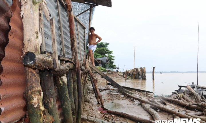 Thiếu kinh phí xây lại nhà, 12 hộ dân ở Hậu Giang thấp thỏm sống bên miệng hà bá