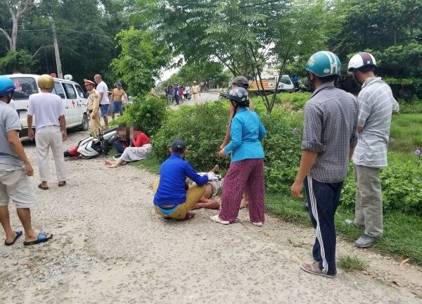 Trốn chạy CSGT, 2 thiếu nữ không đội mũ bảo hiểm tông người đi bộ bất tỉnh