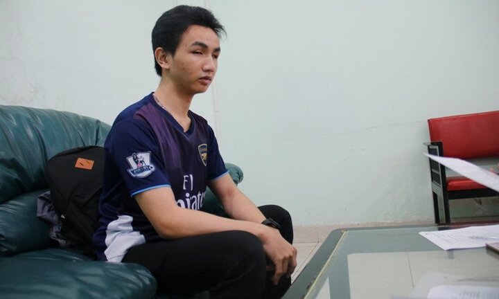 Tân sinh viên khiếm thị được trường cấp học bổng toàn phần, tặng máy tính xách tay