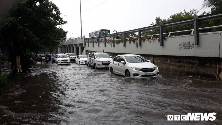 Mưa lớn kéo dài nhiều giờ, nhiều tuyến đường ở TP.HCM ngập lênh láng