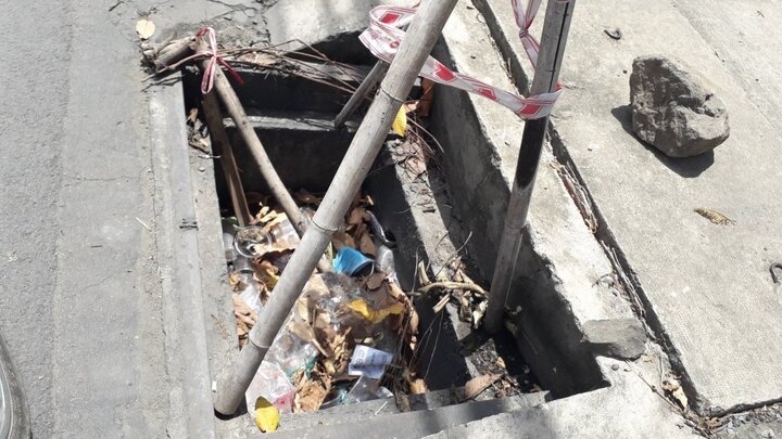 Bắt quả tang 2 người đàn ông trộm nắp cống ở Đồng Nai