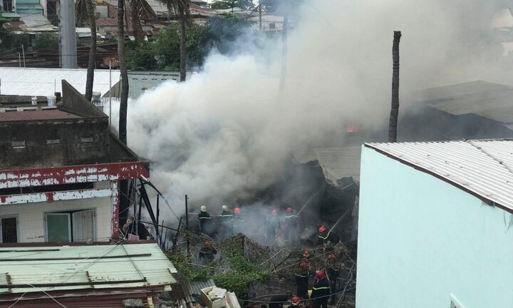 Cháy lớn thiêu rụi nhiều căn nhà ở TP.HCM