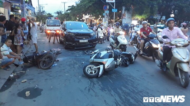 Ô tô điên gây tai nạn liên hoàn ở TP.HCM, nhiều người bị thương