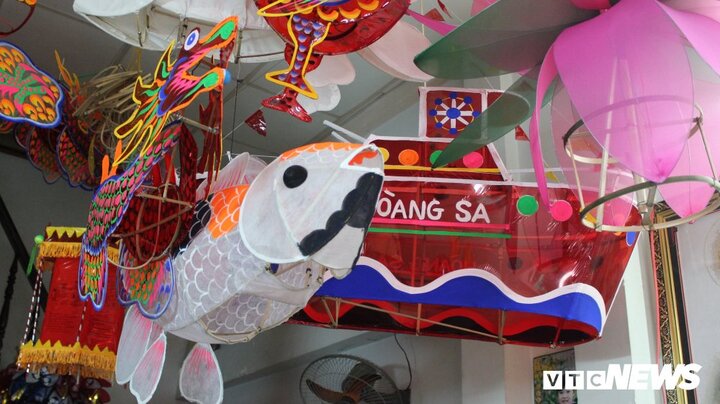 Ảnh: Gia đình nghệ nhân 3 đời làm đèn lồng khổng lồ ở TP.HCM