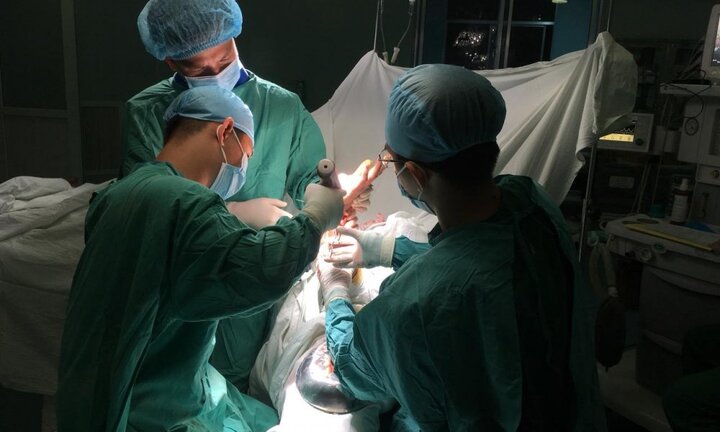 Hơn 5 giờ nối bàn tay cho thanh niên bị chém khi đưa người đi cấp cứu