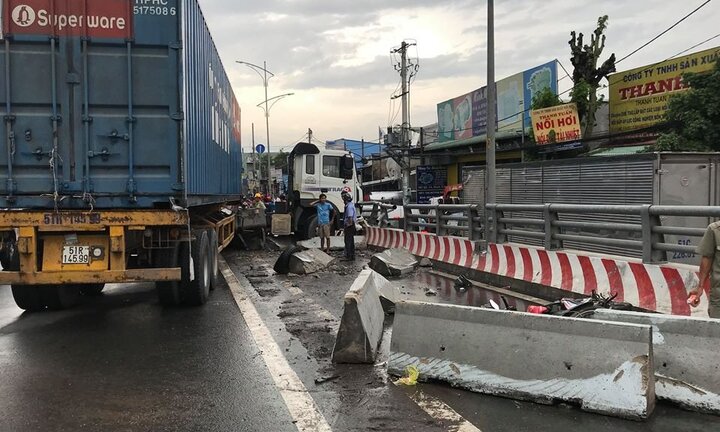 Container tông lật xe tải trên cầu vượt, giao thông qua quốc lộ 1A tê liệt