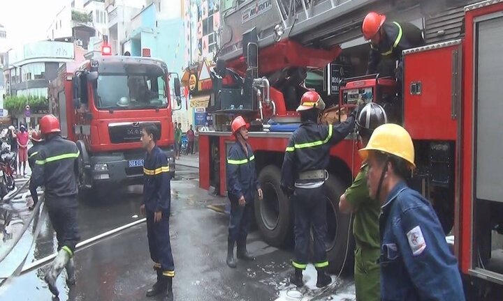 Cảnh sát dùng xe thang giải cứu 2 cụ già mắc kẹt trong đám cháy lớn